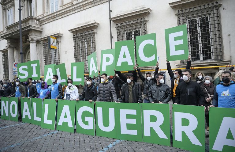 APPELLO PER UNA MANIFESTAZIONE PER LA PACE. CHI CI STA ALZI LA MANO