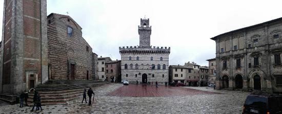 MONTEPULCIANO A VOLO D’UCCELLO: MA IL TGCOM 24 DEFINISCE PIAZZA GRANDE UN ESEMPIO DI PIAZZA MEDIEVALE. MEDIEVALE?