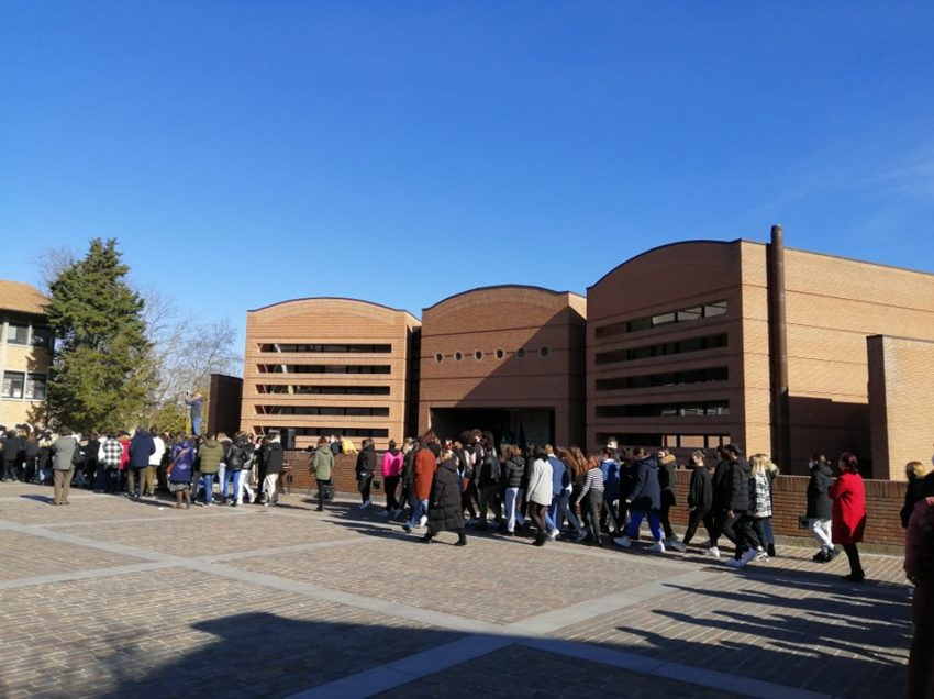 STOP WAR! FLASH MOB E INIZIATIVE CONTRO LA GUERRA OVUNQUE. IL GIROTONDO DEGLI STUDENTI DEL “CALVINO”