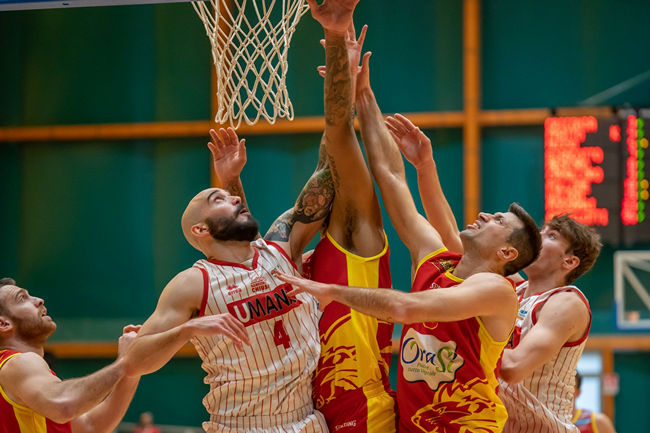 BASKET, RAVENNA ESPUGNA L’ESTRA FORUM DI CHIUSI. I “TORELLI” DI BASSI STAVOLTA NON REGGONO L’URTO