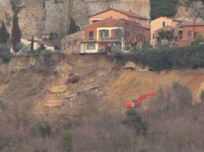 MONTEPULCIANO, IL COMUNE ORDINA LO SGOMBERO DELLA PALAZZINA MINACCIATA DA CROLLO DALLA FRANA DI COLLAZZI