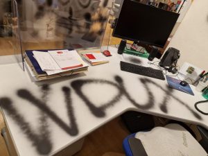 SIENA, UFFICIO DELL’UNIVERSITA’ IMBRATTATO DA SCRITTE FASCISTE E OMOFOBE