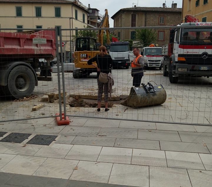 CHIUSI SCALO, IN ATTO LA SOSTITUZIONE DEGLI ALBERI IN PIAZZA GARIBALDI. MENO MALE… POI TOCCHERA’ AL MONUMENTO