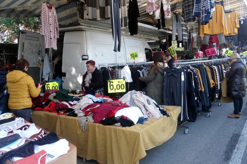 CHIUSI SCALO, IL MERCATO SETTIMANALE DEL LUNEDI’ TORNA NEL CENTRO CITTADINO. LA GENTE SI CHIEDE PERCHE’