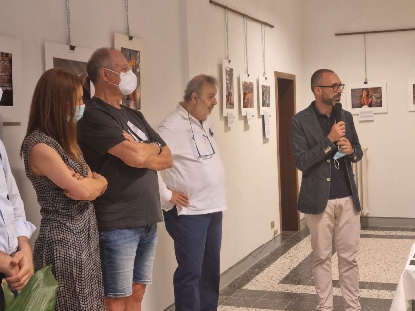 L’ACQUA E L’ASIA NELLE FOTO DI CARLO SACCO. UNA MOSTRA A CHIUSI. GLI INSOLITI APPLAUSI DELL’OPPOSIZIONE AD UN EVENTO PATROCINATO E PRESENTATO DAL COMUNE