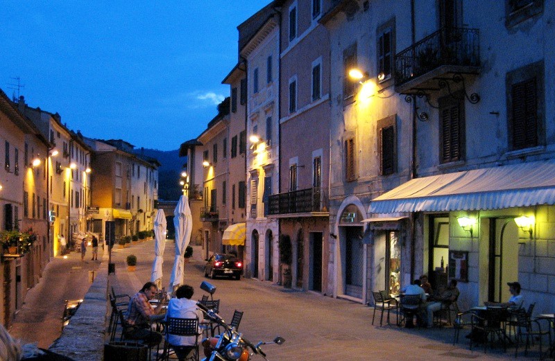 DESOLAZIONE NELLA PARTE TERMALE, CENTRO STORICO RINATO: CHIANCIANO, PAESE DOUBLE FACE