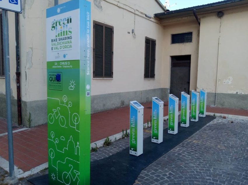 CHIUSI, LE STAZIONI DI RICARICA DELLE E-BIKE MAI ENTRATE IN FUNZIONE. IL TURISMO DOLCE PUO’ ATTENDERE. MA QUANTO PUO’ ATTENDERE?