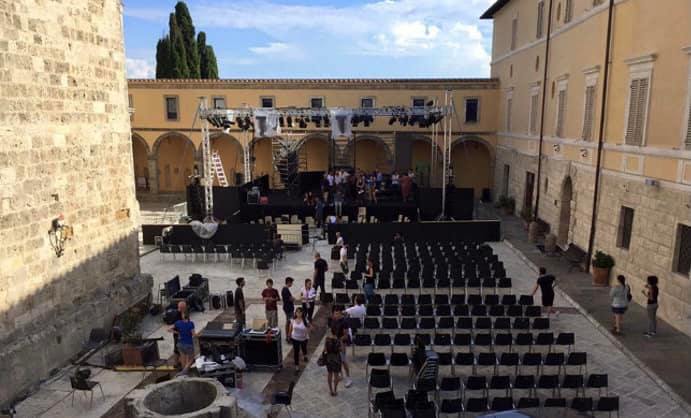 FESTIVAL ORIZZONTI, MARCO BRINZI SI PRESENTA. E INTANTO DAI SOCIAL PARTE IL BOMBARDAMENTO VERSO COMUNE E FONDAZIONE PER LA DEFENESTRAZIONE DI POLIZIANI