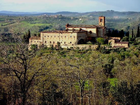 SANT’ANNA IN CAMPRENA, IL CONVENTO DEL “PAZIENTE INGLESE” TRASFORMATO IN RESORT. I DIPINTI DEL SODOMA NON VISITABILI: LA GENTE PROTESTA