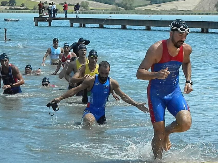 CHIUSI, SALTA LA GARA DI TRIATHLON AL LAGO. ACQUA TROPPO BASSA