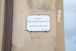 CHIUSI, CHE FINE HA FATTO LA TARGA “PIAZZA DON MOSE’ MANNELLI” ALL’OLIVAZZO?