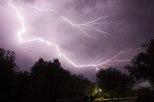 PIOGGIA POCA, FULMINI E SAETTE A IOSA… NOTTE ELETTRICA IN VALDICHIANA E UMBRIA. ECCOLI GLI EFFETTI DEI CAMBIAMENTI CLIMATICI