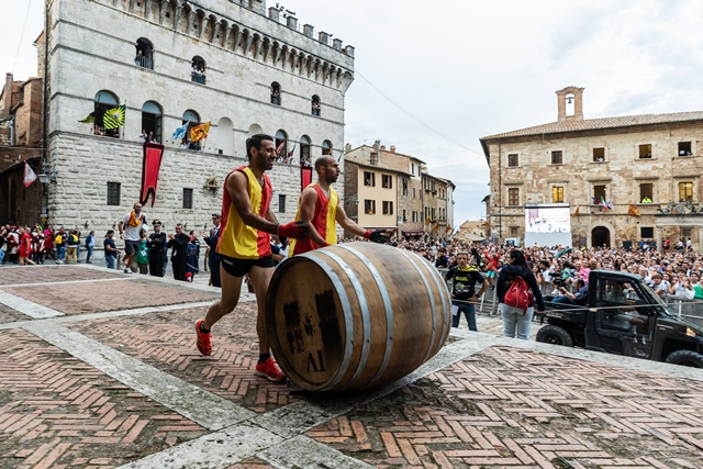 MONTEPULCIANO, LA PIOGGIA NON FERMA IL BRAVIO. VINCE TALOSA DOPO 13 ANNI