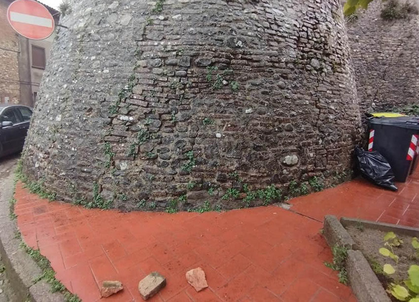 FABRO, PIOVONO MATTONI DAL MURO DEL CASTELLO