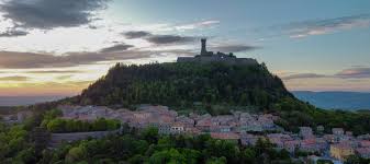 LA ROCCA DI GHINO A RADICOFANI: BELLA E SUGGESTIVA, MA… FALSA.