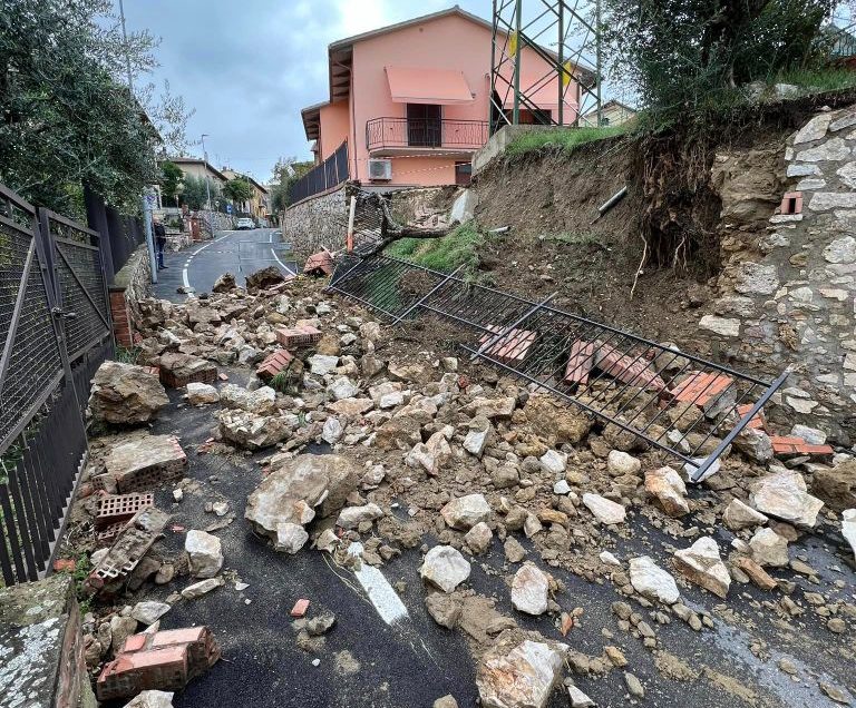 QUANDO IL TERRITORIO SI SGRETOLA: LA FRANA DI VIA DELLA PIETRICCIA A CHIUSI, POTEVA ANDARE PEGGIO