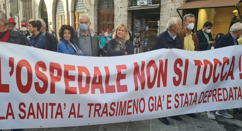 PERUGIA, CORTEO PER LA SANITA’ PUBBLICA (E CONTRO LA CHIUSURA DELL’OSPEDALE DI CASTIGLIONE DEL LAGO)