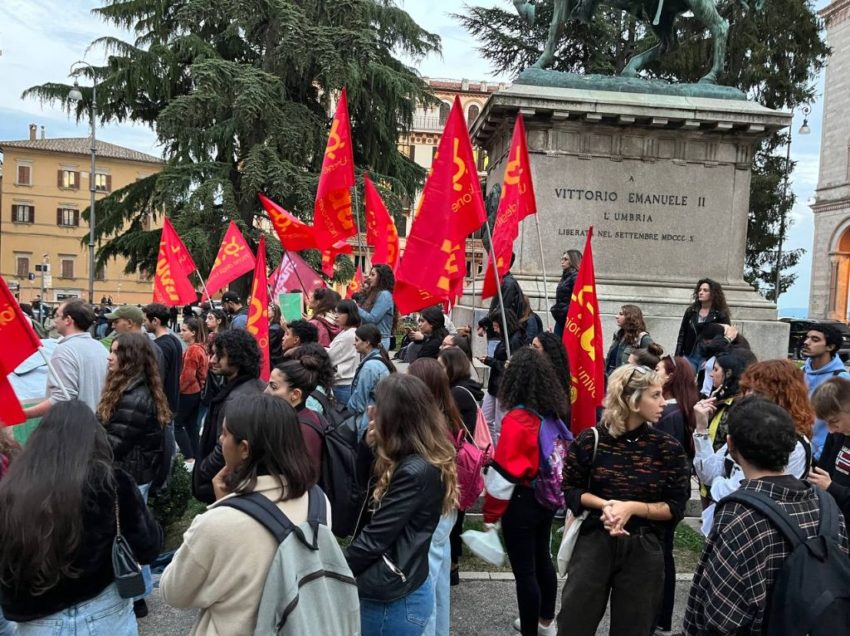 IL  SUICIDIO DI UNA CITTA’: PERUGIA, STUDENTI UNIVERSITARI IN PIAZZA. MANCANO GLI ALLOGGI, COSTRETTI A DORMIRE IN AUTO