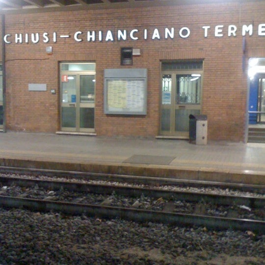 CHIUSI, INCURSIONE NOTTURNA DI VANDALI “ALTERATI”: DEVASTATO UN UFFICIO DELLA STAZIONE