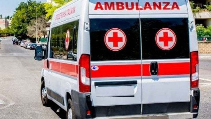 TAVERNELLE, DONNA DI 65 ANNI COSTRETTA A SCENDERE DALL’AMBULANZA: IN OSPEDALE CI ARRIVA, MA CON L’AUTO DEL MARITO. E RISCHIA LA VITA