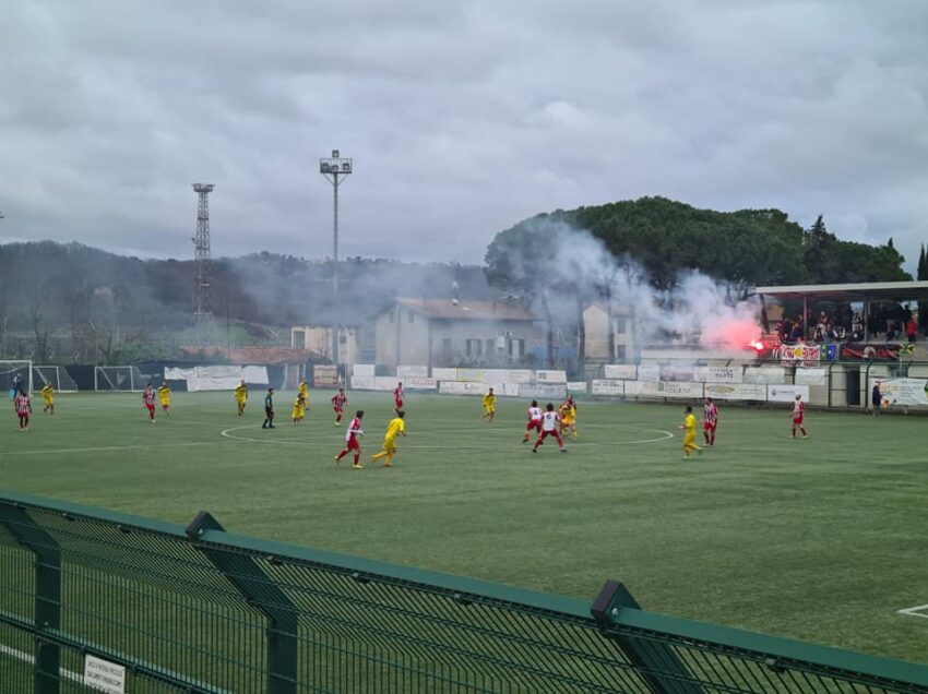 CHIUSI RITROVA IL PALLONE: SECONDA VITTORIA CONSECUTIVA PER I BIANCOROSSI. IN TRIBUNA TORNANO I FUMOGENI