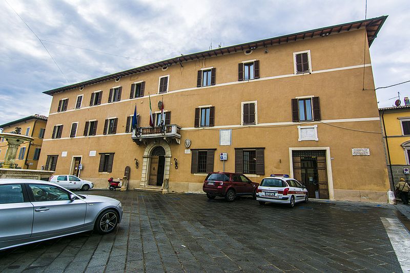 CHIUSI, QUELLE LAPIDI SCOLORITE SUL PALAZZO COMUNALE… QUANDO LA MEMORIA HA BISOGNO DI UN RESTAURO