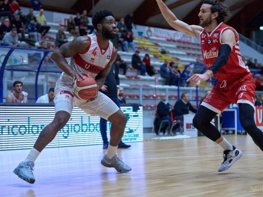 BASKET, LA SAN GIOBBE CHIUSI PERDE IN CASA E SI COMPLICA LA VITA