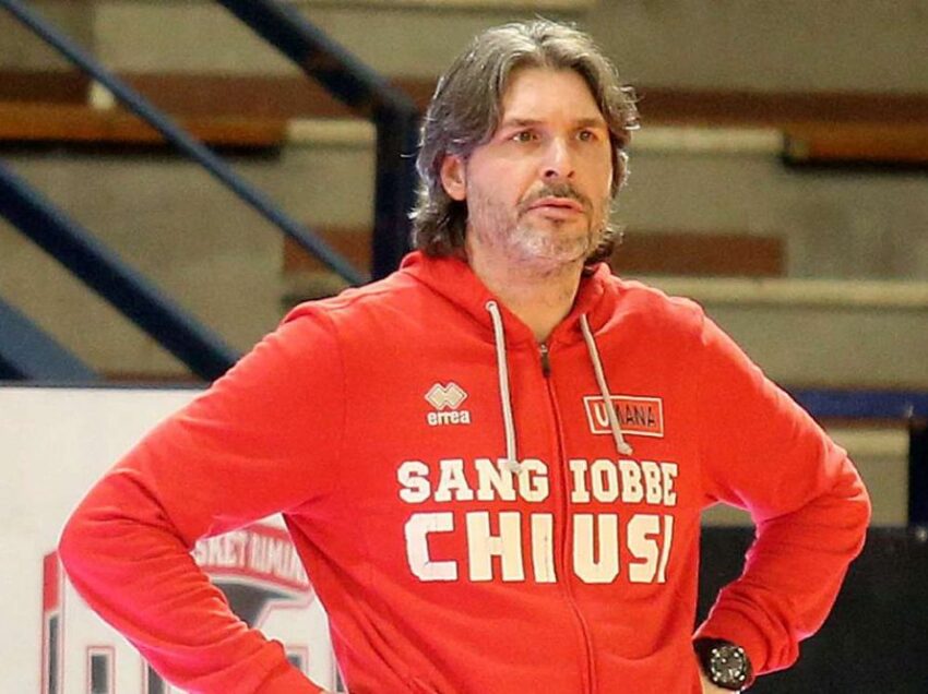 BASKET, CHIUSI ATTENDE LA CAPOLISTA PISTOIA. BASSI: “SERVE LA PARTITA PERFETTA”