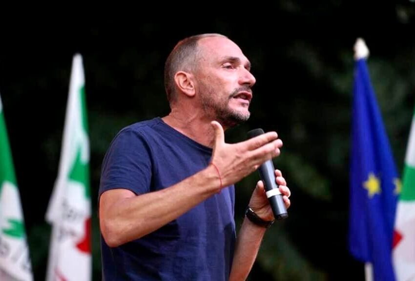 CHIUSI, IL PD IN PIAZZA CON EMILIANO FOSSI CANDIDATO ALLA SEGRETERIA REGIONALE: “IL PARTITO VA RIVOLTATO E CAMBIATO, ALTRIMENTI MUORE!”