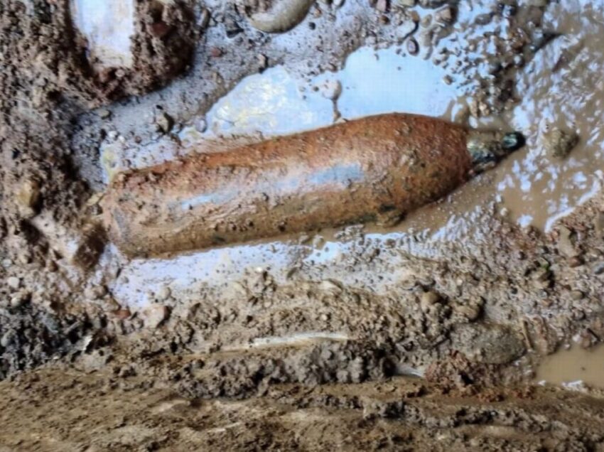 ORDIGNO BELLICO SOTTO UN PONTE NEI PRESSI DI MOIANO. STRADA CHIUSA