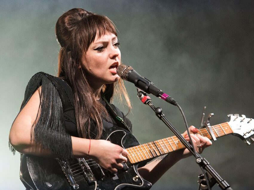 LA FOLK SINGER AMERICANA ANGEL OLSEN A CASTIGLIONE DEL LAGO, PER SCALDARE I MOTORI DEL LARS ROCK FEST DI CHIUSI