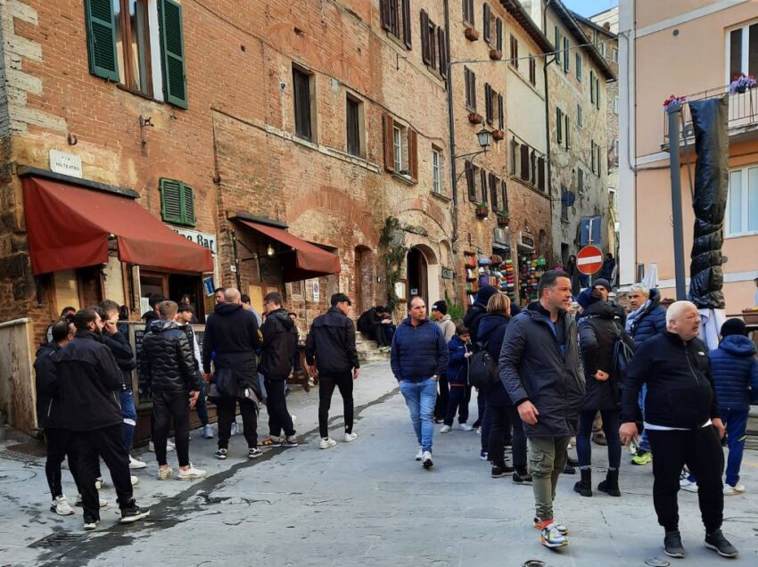 BOOM DI TURISTI OVUNQUE NEL WEEK END DI PASQUA. SOLO CHIUSI E’ RIMASTA UN DESERTO… SONNINI ABBIAMO UN PROBLEMA