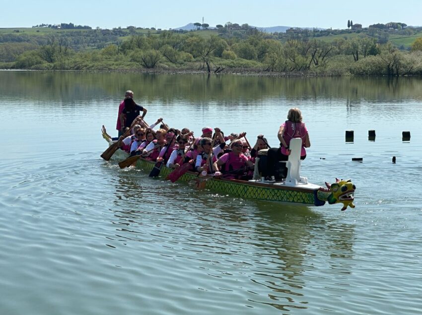 UN DRAGON BOAT TUTTO ROSA SULLE ACQUE DEL LAGO DI CHIUSI