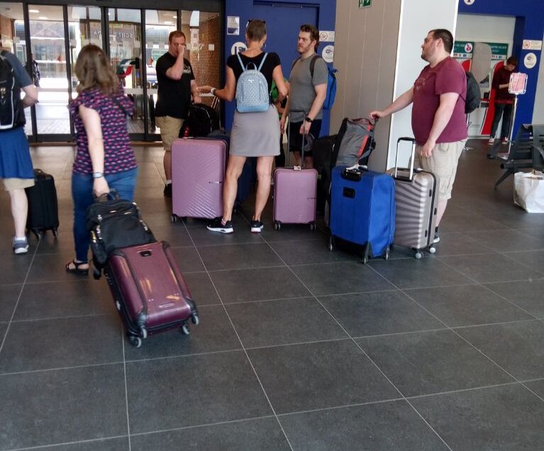 BOOM DI TURISTI IN VALDICHIANA. IN CRESCITA SENSIBILE CHIANCIANO E CHIUSI. MA ALLORA PERCHE’ TAGLIARE TRENI E FERMATE?