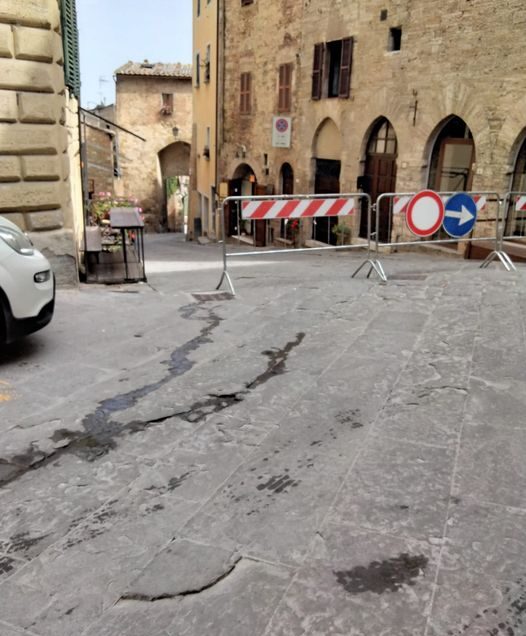 MONTEPULCIANO, I NODI VENGONO AL PETTINE. TROPPI TURISTI E LA CITTA’ SI SGRETOLA. ALLARME PER UNA MANUTENZIONE CHE FA ACQUA