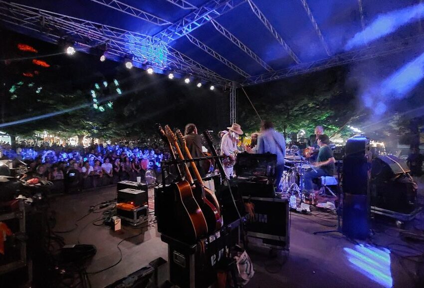 CHIUSI, CALIFORNIA. IL LARS CHIUDE CON IL BOTTO. LA FORZA DELLA MUSICA GRATIS