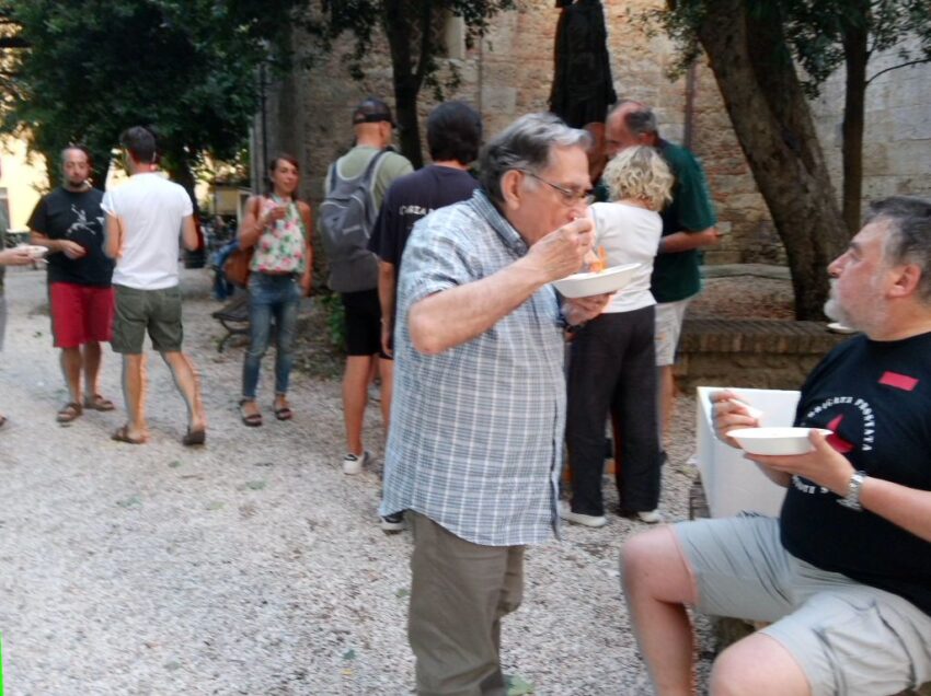 CHIUSI, FLASH MOB CON LA PASTASCIUTTA ANTIFASCISTA DEI FRATELLI CERVI