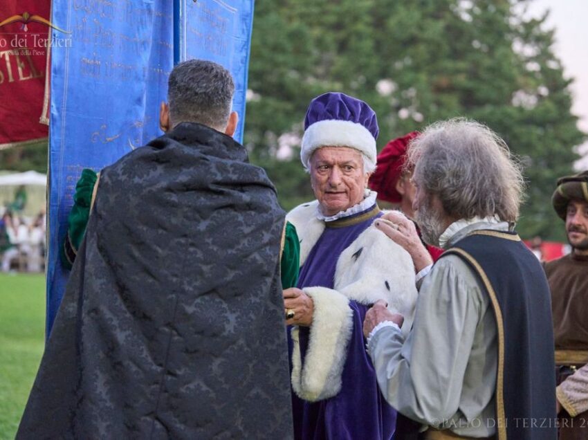 MONTEPULCIANO VERSO IL BRAVIO. A CITTA’ DELLA PIEVE E’ IL CASTELLO A FAR FESTA