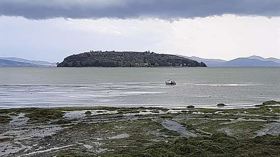 IL TRASIMENO RISCHIA UNA NUOVA SECCA. IL LAGO DI CHIUSI STA MEGLIO E ASPETTA L’ACQUA DI MONTEDOGLIO