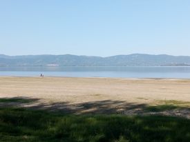 CASTIGLIONE DEL LAGO: TRASIMENO COME LE PALUDI DELLA LOUISIANA, DONNA RIMANE INTRAPPOLATA NELLA MELMA E SPROFONDA PER PIU’ DI UN METRO