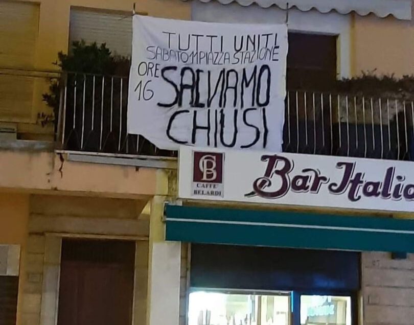 CHIUSI, TORNANO LE “LENZUOLATE”. STAVOLTA PER SALVARE LA STAZIONE. SABATO FLASH MOB: GIANI E TESEI, C’E’ POSTA PER VOI