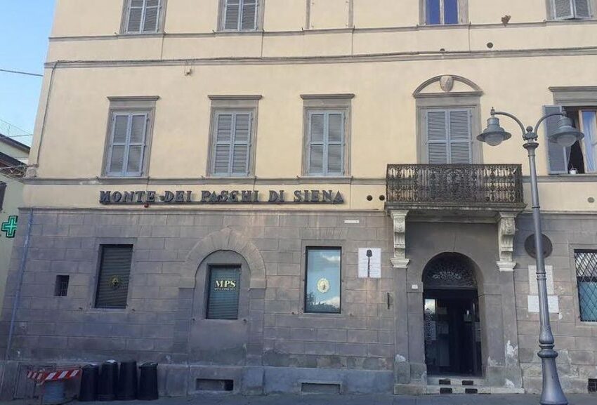 CHIUSURA FILIALI MPS. IL SINDACO DI SINALUNGA PROTESTA. LA DESERTIFICAZIONE SOCIALE DI CENTRI STORICI E FRAZIONI CONTINUA