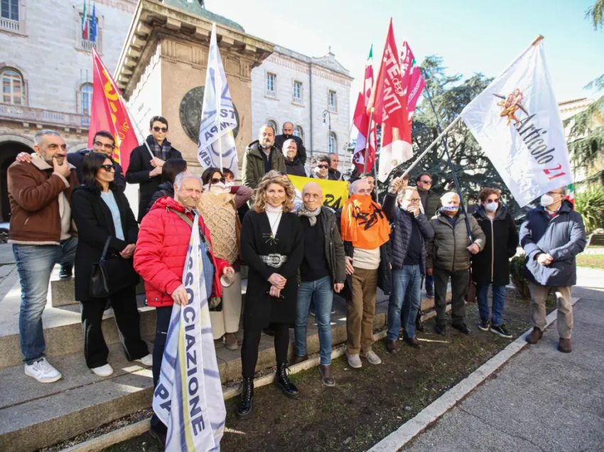 PERUGIA, I GIORNALISTI IN PIAZZA PER DIFENDERE LIBERTA’ DI STAMPA E COSTITUZIONE