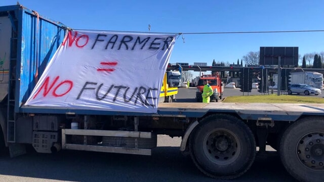 LE PROTESTE DEGLI AGRICOLTORI E I TRATTORI IN MARCIA. PARLA UN COLTIVATORE DELLA VALDICHIANA