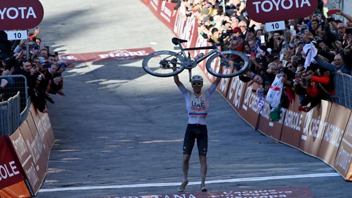 SPLENDIDO ASSOLO DI POGACAR ALLA STRADE BIANCHE