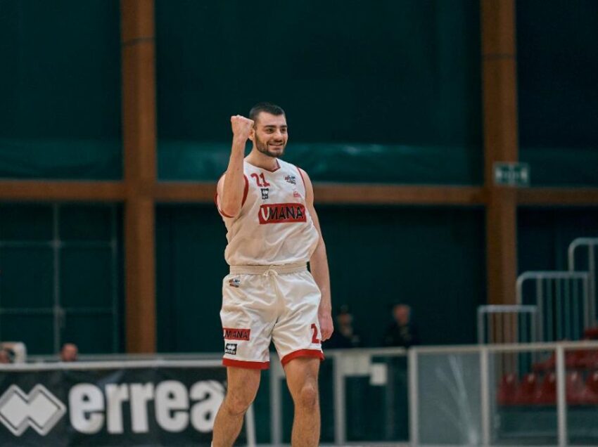 BASKET, CHIUSI BATTE LA CAPOLISTA TRAPANI. SI GIOCHERA’ TUTTO A CASALE MONFERRATO. BASSI CHIAMA ALL’ESODO IN PIEMONTE