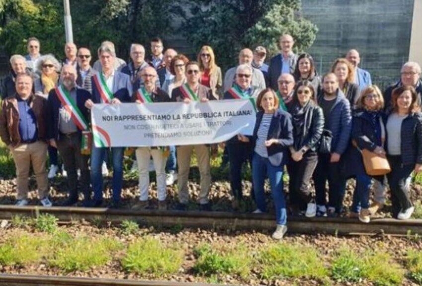 I SINDACI DEL SUD SENESE OCCUPANO I BINARI DELLA CHIUSI-SIENA E CHIEDONO INTERVENTI URGENTI A SALVINI