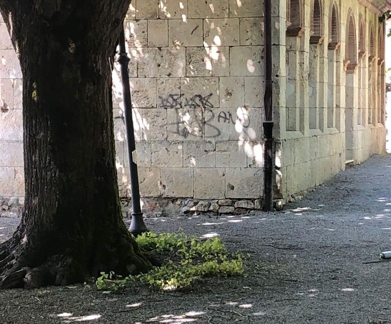 SARTEANO, SVASTICHE E SCRITTE CONTRO GLI EBREI AI GIARDINI PUBBLICI. IL SINDACO: “NON E’ UNA BRAVATA!”