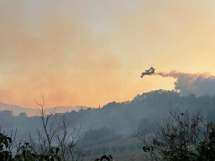 NOTTE DI PAURA A CELLE SUL RIGO: VASTO INCENDIO LAMBISCE LE CASE. ALCUNE FAMIGLIE EVACUATE