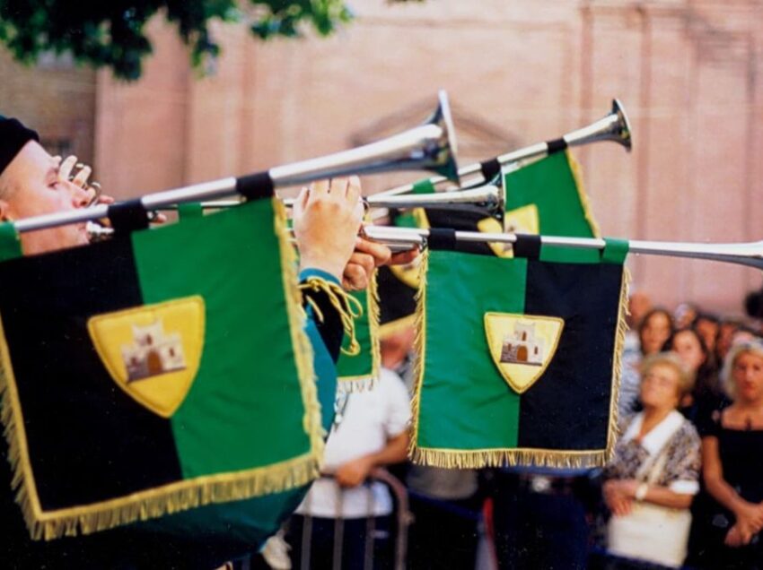 BRAVIO A VOLTAIA, CON IL BRIVIDO. AL PALIO DEI TERZIERI COMANDA SEMPRE IL CASTELLO. E ADESSO VIA AI RUZZI DELLA CONCA DI CHIUSI SCALO